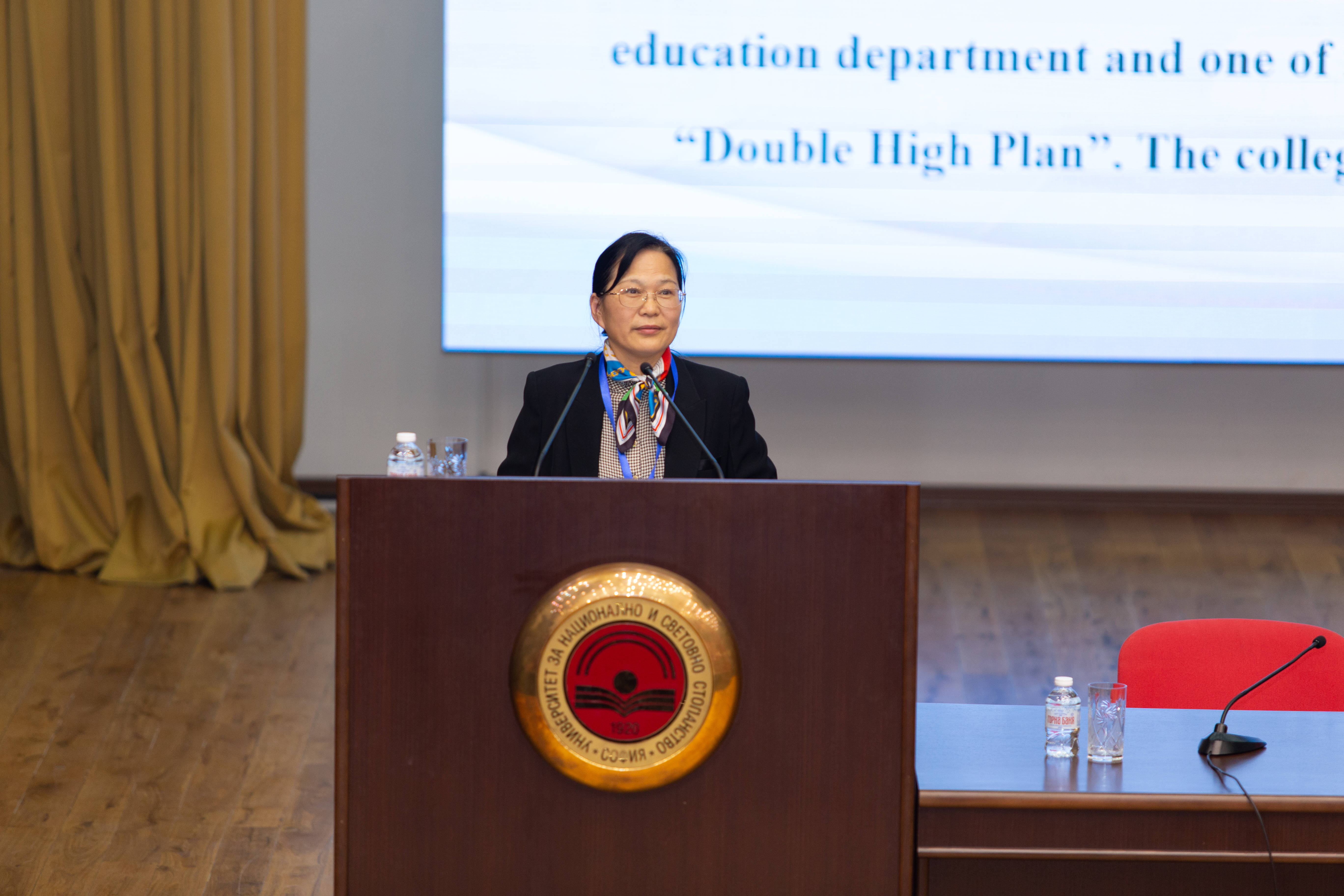 校长隆平在中国—保加利亚大学校长论坛做题为《深化产教融合，推动学校高质量发展》的报告.jpg