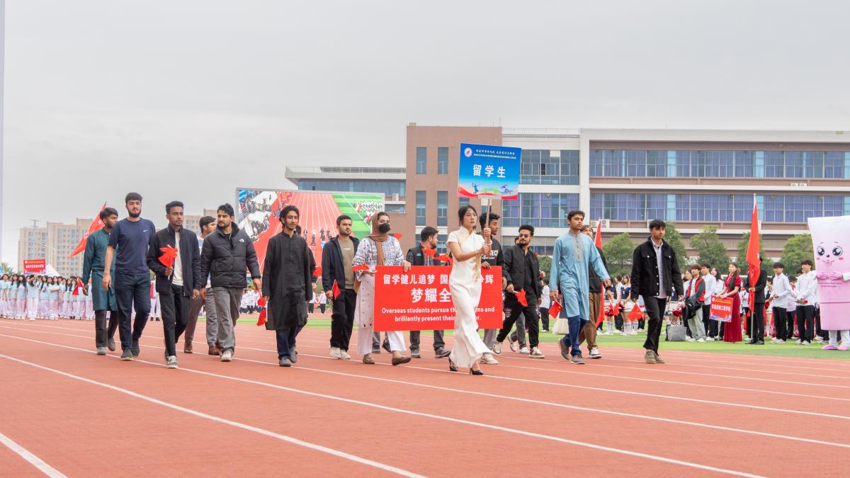 2025年运动会开幕式留学生方阵.jpg