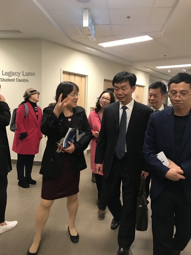 圣文森山大学王虹教授介绍学校管理情况