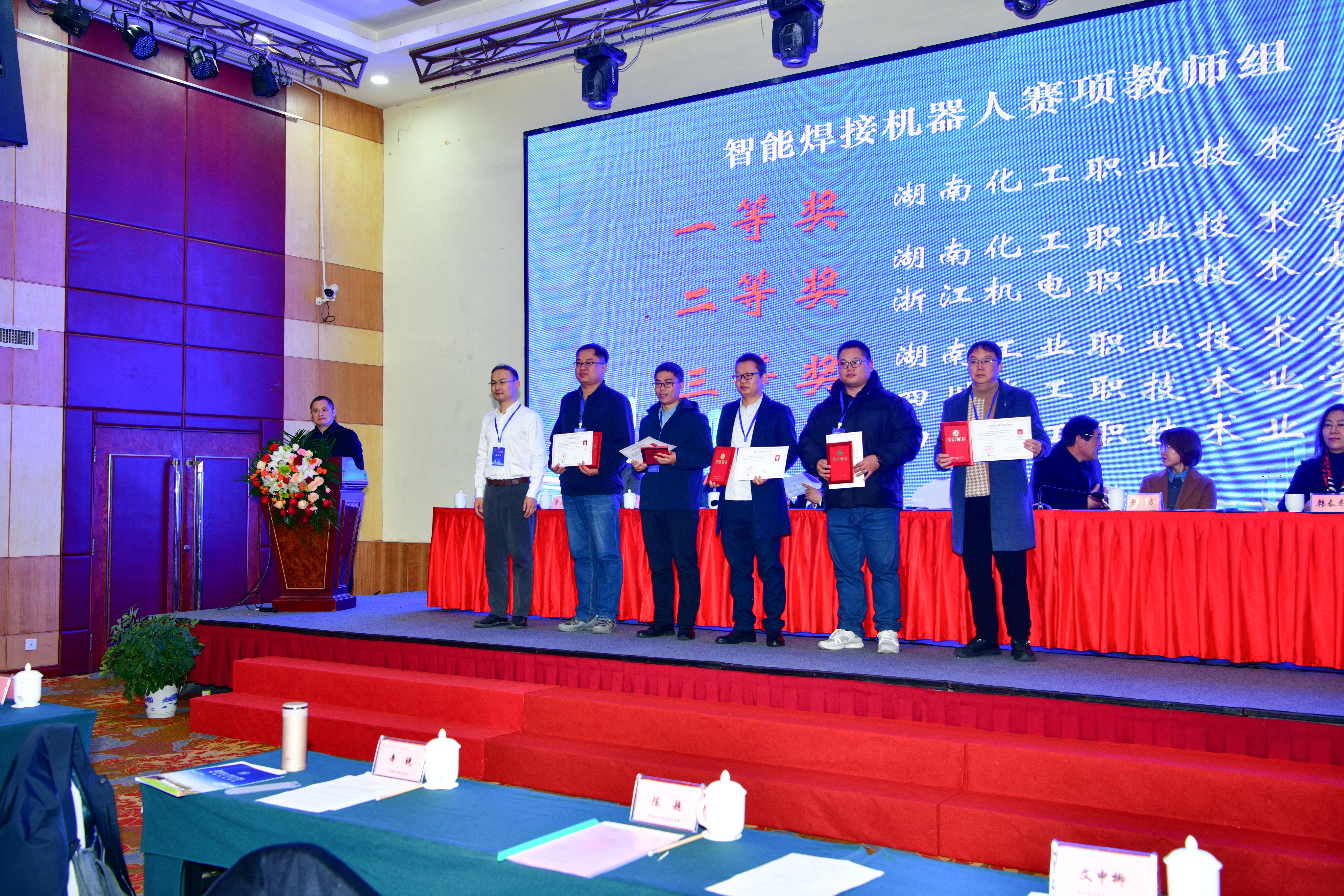 辛晓秘书长颁奖1.jpg