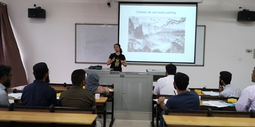 何静老师进行汉语教学