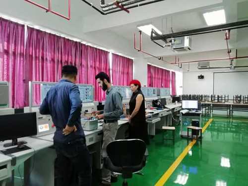 罗闰兰老师进行随堂翻译