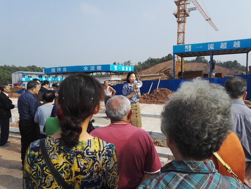 2016年老年节老同志参观新校区在校建项目