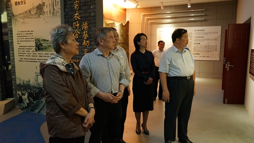 驻足校史馆
