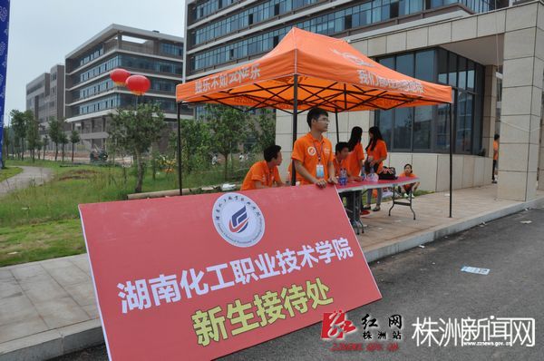 nEO_IMG_志愿者们早早守候在大门外新生接待处
