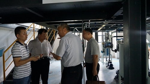 记者阳锡叶在实训基地现场采访我校领导 记者阳锡叶在实训基地现场采访我校领导