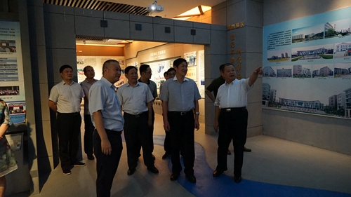 3、田卫军副市长一行参观学院校史馆
