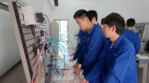 液压与电气课堂,同学们正在上实训课,纸上得来终觉浅,实际操作强技能 液压与电气课堂,同学们正在上实训课,纸上得来终觉浅,实际操作强技能