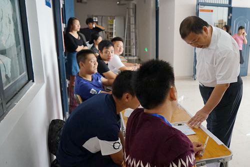 刘书记检查迎新工作_副本