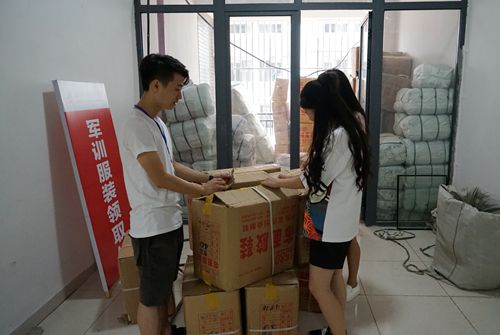 学长学姐忙活着发军训用品_副本