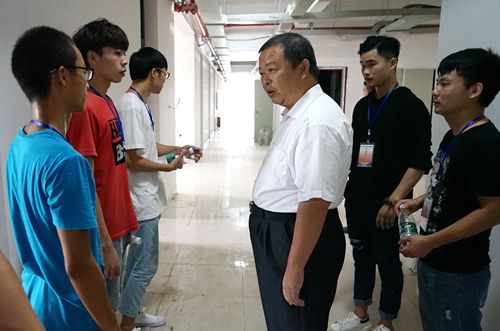 刘书记慰问迎新志愿者_副本 刘书记慰问迎新志愿者_副本