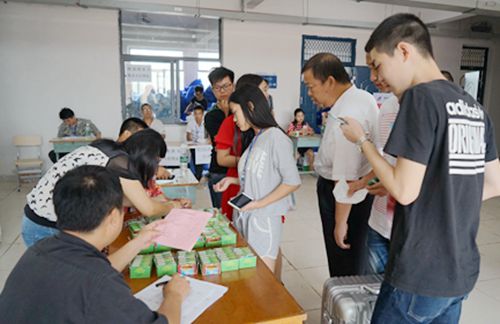 刘书记检查迎新工作2_副本