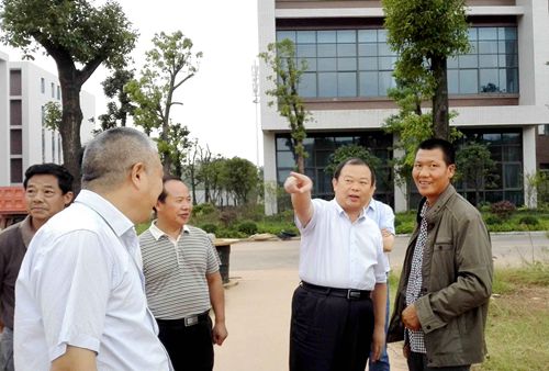 刘书记与家长交谈_副本