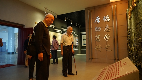 离退休教师参观校史馆