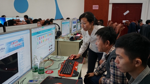 湖南化工职院思想政治课部李菡副教授作《基于空间的思政课程混合式教学的应用》报告并现场指导操作