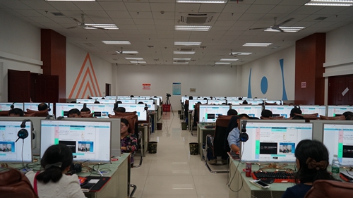 参培人员在图书馆四楼机房进行网络学习空间设计及应用的实际操作演练