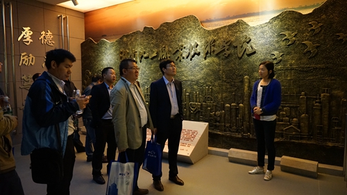参观校史馆