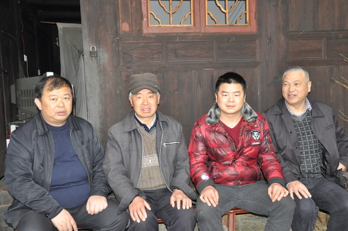 刘书记王校长和卢育同父子两合影
