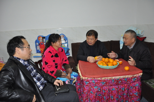 书记校长在宋泽达家听取家里情况介绍