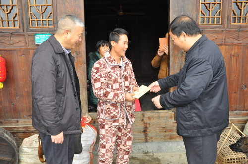 书记院长给梁远贵送慰问金