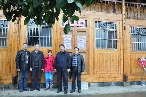 慰问宋泽达家后在他家门口合影