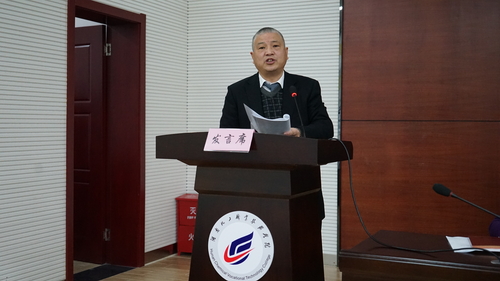校长王雄伟作学校工作报告