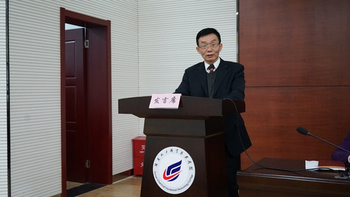 副校长兼工会主席易卫国作学校财务工作报告
