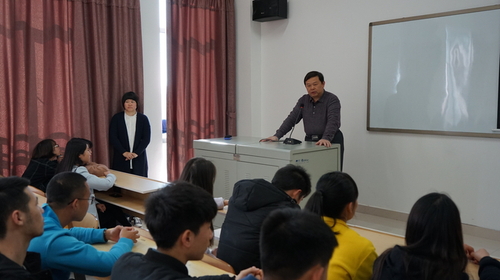 刘书记在班会上与同学们亲切交流