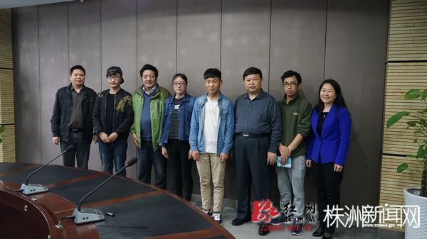nEO_IMG_湖南化工职业技术学院党委书记刘望与洛桑卓嘎及老师、同学一同合影