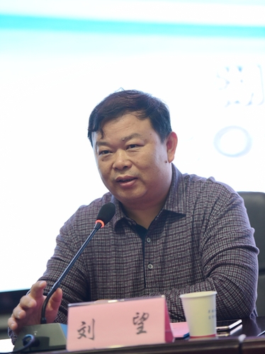 赛点主任、我校党委书记刘望宣读获奖结果 赛点主任、我校党委书记刘望宣读获奖结果