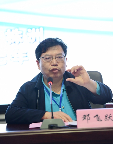 工业分析检验赛项裁判长代表中南大学邓飞跃教授做赛事点评 工业分析检验赛项裁判长代表中南大学邓飞跃教授做赛事点评