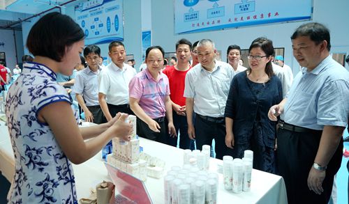 在化妆品展示台前 在化妆品展示台前