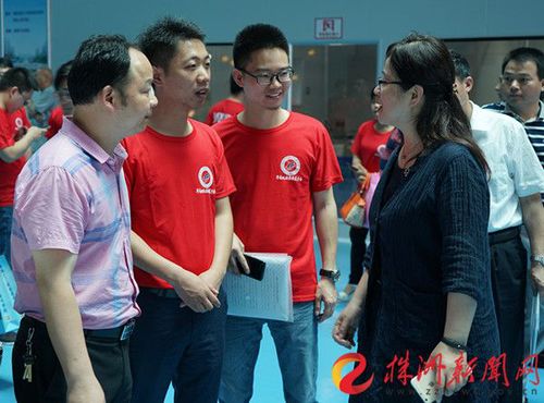 副厅长应若平与学校校友交谈，了解校企合作情况。