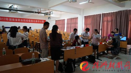 专家与各参赛团队进行面对面交流、辅导、答疑。