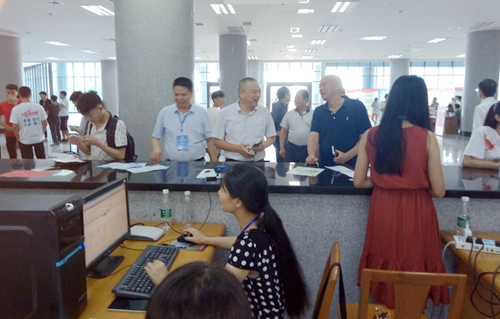 3、王雄伟校长视察新生缴费现场