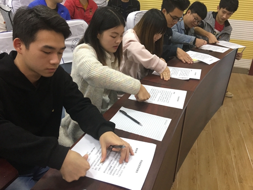毕业生党员郑重签下“留给母校的承诺”2