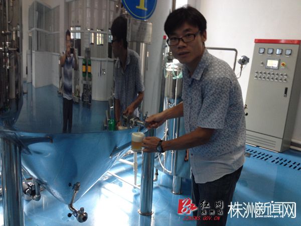 开心接到酿出的第一罐啤酒