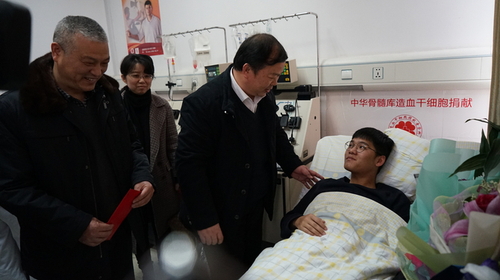 湖南化工职业技术学院党委书记刘望、校长王雄伟、副校长胡颖蔓带队看望捐献造血干细胞的李超同学 湖南化工职业技术学院党委书记刘望、校长王雄伟、副校长胡颖蔓带队看望捐献造血干细胞的李超同学