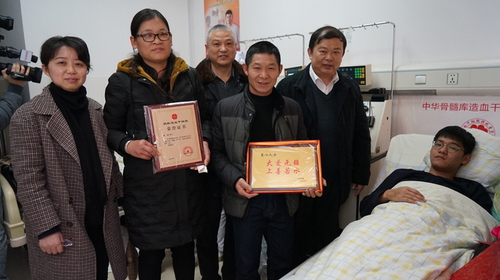 学校领导与李超及其父母合影 学校领导与李超及其父母合影