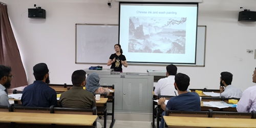 何静老师进行汉语教学