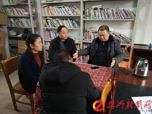 湖南化工职业技术学院党委书记刘望与工作队和支村两委共同商讨村发展大计。