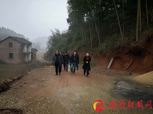 湖南化工职业技术学院党委书记刘望一行走访慰问贫困户。