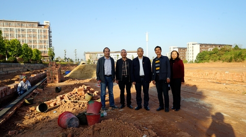 校友助力运动场建设