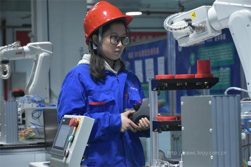 学生参加1+X工业机器人应用编程实操考试2.jpg