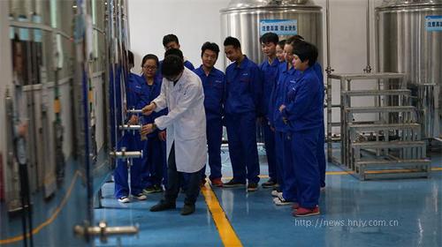 食品生物技术专业学生实训.jpg