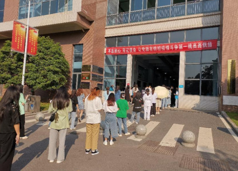 撑起“安全伞”筑牢“防护墙”当好“防护员”——湖南化工职院后勤处落实落细常态化防疫措施筑牢校园安全防线