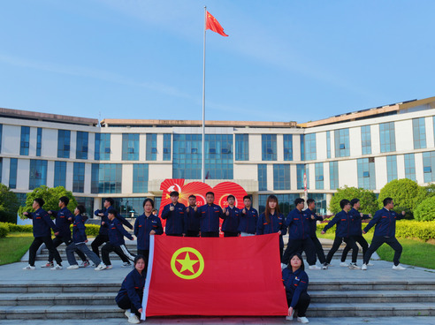 湖南化工职院团委组织开展“我在湖南化院与团旗团徽同框”活动