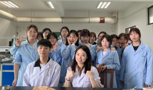技能成才 美美与共——湖南化工职业技术学院殷洁老师浪漫的化妆品实训课堂