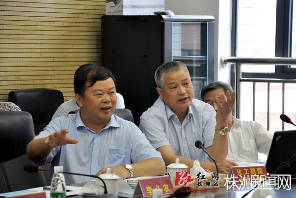 nEO_IMG_学院党委书记刘望、院长王雄伟向省领导汇报学院情况