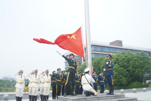 湖南化工职院举行“喜迎二十大 永远跟党走 奋进新征程”爱国主义教育开学第一课暨升国旗仪式